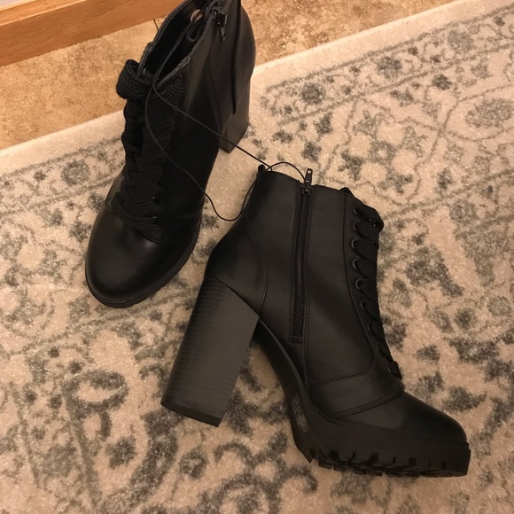 *NEW* EXPRESS Lace-Up Heeled Lug Booties - Picture 5 of 5